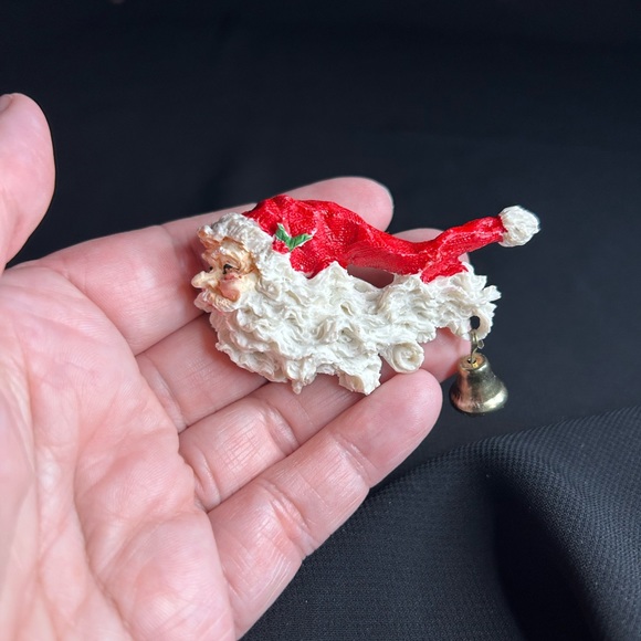 VTG Ceramic Hand Painted Santa Claus Brooch w/ jingle bell. Unbranded - Picture 5 of 7